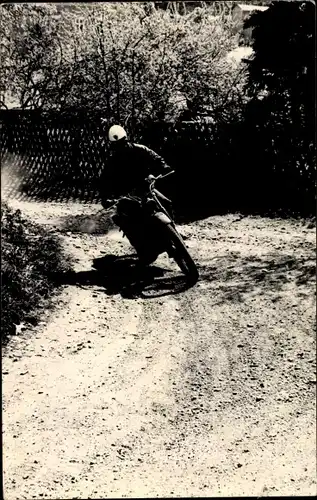 Foto Ak Motorrad auf einer Straße