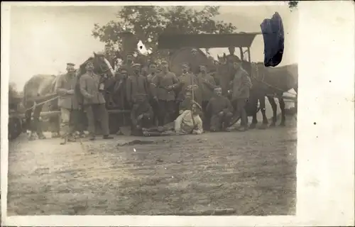 Foto Ak Deutsche Soldaten in Uniformen, Gruppenaufnahme, Pferde