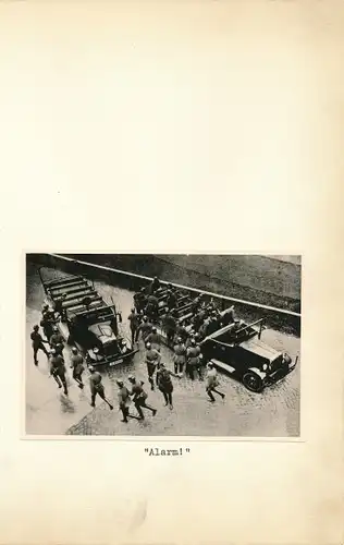 Foto Schutzpolizisten besteigen Autos für Einsatz, IA 86905, Berlin