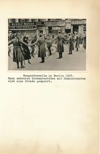 Foto Hungerkrawalle 1923, Schutzpolizei, Sperrung Straße, Demonstranten, Rudolf Mosse, Ruhnke