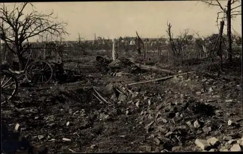 Foto Ak Juvincourt Aisne, Partie an einer Hausruine, Fernblick zum Ort, Kriegszerstörungen, I WK