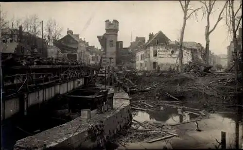 Foto Ak La Fère Aisne, Teilansicht der zerstörten Ortschaft, Kriegszerstörungen, I WK