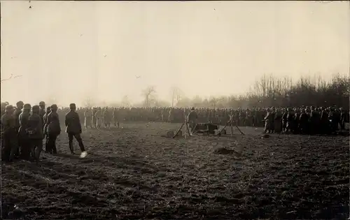 Foto Ak Deutsche Soldaten auf einem Feld, Gruppenaufnahme, I WK