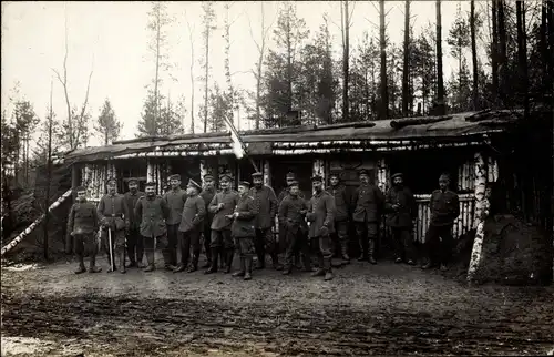 Foto Ak Deutsche Soldaten vor einer Blockhütte, Verband und Untersuchungsraum I u. II 48, I WK