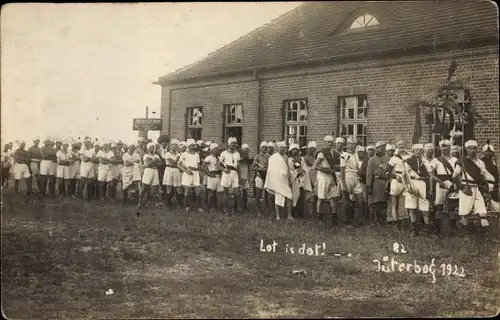 Foto Ak Jüterbog in Brandenburg, Lot is dot, Männer bei einem Festumzug 1922