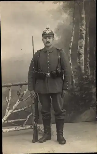 Foto Ak Deutscher Soldat in Uniform mit Bajonett, Portrait, Fotograf ER. Schröter, Jüterbog