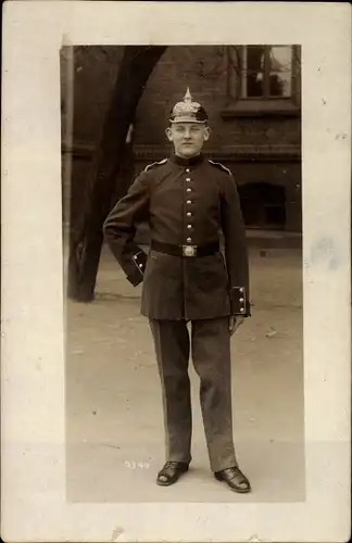 Foto Ak Deutscher Soldat in Uniform, Pickelhaube, Portrait