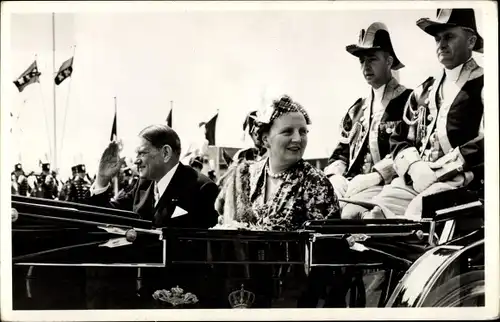 Ak Koningin Juliana en President Coty van Frankrijk bij de aankomst de Amsterdam, 1954