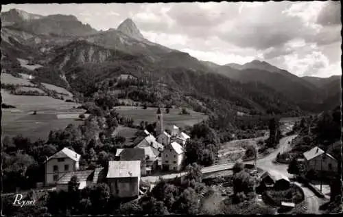 Ak Barcelonnette Alpes de Haute Provence, Le Village d'Uvernet sur la route du Col de la Cayolle