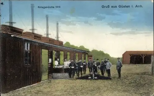 Ak Güsten in Anhalt, Kriegsküche 1914, Soldaten, Essensausgabe, I WK