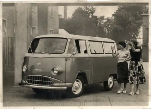 Foto Zwei Frauen neben einem Kleinbus, Lieferwagen, Tempo Viking
