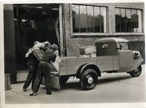 Foto Tempo Lieferwagen wird beladen, dreirädriger Kleinlaster