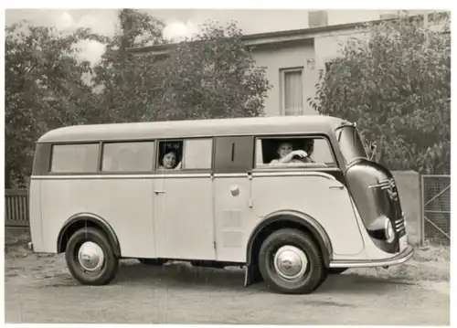 Foto Personen in einem Tempo Kleinbus