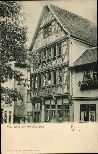 Ak Lich in Hessen, Altes Haus auf dem Kirchplatz