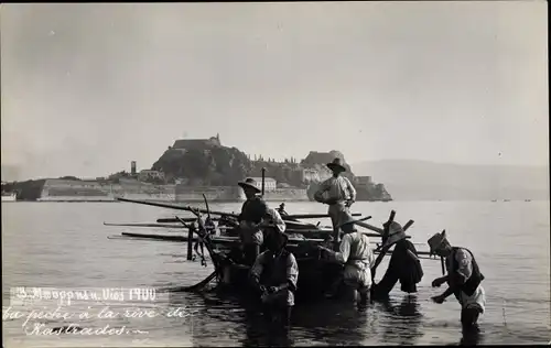 Foto Ak Kastrades Garitza Korfu Griechenland ?, Fischer vor der Küste