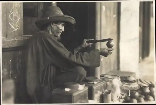 Foto Karibik ?, Händler an einem Marktstand, Messer, Frucht