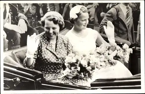 Ak Prinzessinnen Beatrix und Irene der Niederlande begrüßen ihre Untertanen, Kutsche, 1955