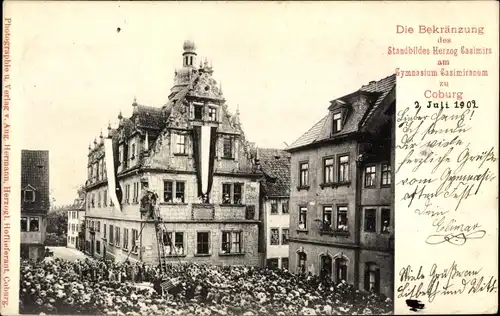 Ak Coburg in Oberfranken, Bekränzung des Standbildes Herzog Casimirs am Gymnasium Casimiranum