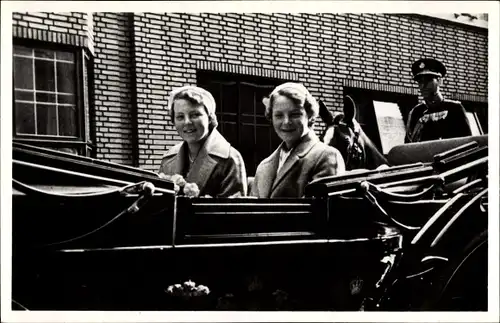 Ak Prinzessinnen Beatrix und Irene der Niederlande in der Kutsche, 1954