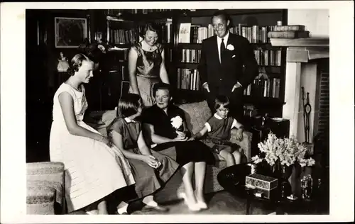 Ak Königin Juliana der Niederlande mit Gemahl Bernhard und Töchtern, Bibliothek, 1955