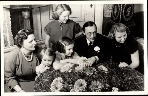 Ak Königin Juliana der Niederlande mit Gemahl Bernhard und Töchtern, Blumen