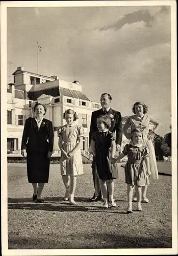 Ak Königin Juliana der Niederlande mit Gemahl Bernhard und Töchtern, Familienbild