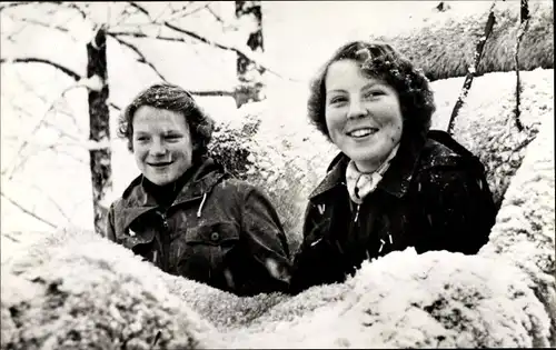 Ak Prinzessinnen Beatrix und Irene der Niederlande, Winterferien, Wald, 1954