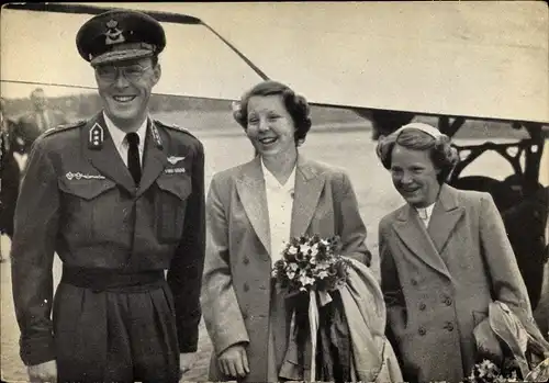 Ak Prinzessinnen Beatrix und Irene der Niederlande mit Vater Bernhard, Familienbild, 1952