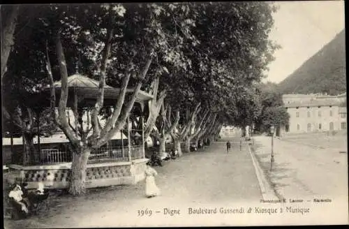 Ak Digne Alpes de Haute Provence, Boulevard Gassendi et Kiosque a Musique