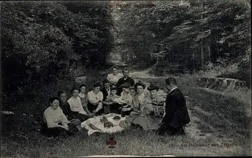 Ak Meudon Hauts de Seine, Familienbild im Wald, Picknick, Familientreffen