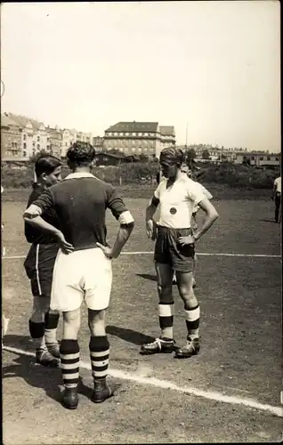 Foto Ak Fußballer auf dem Fußballplatz