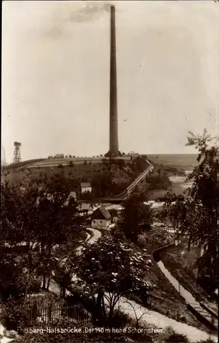 Ak Halsbrücke in Mittelsachsen, Blick auf den 140m hohen Schornstein