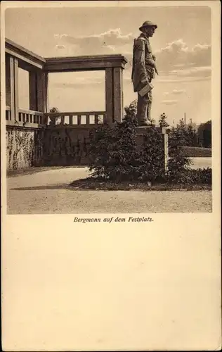 Ak Freiberg im Kreis Mittelsachsen, Bergmann auf dem Festplatz, Statue