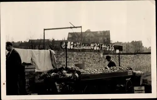 Foto Ak Blick auf einen Marktstand