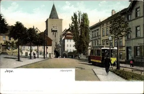 Ak Jena in Thüringen, Partie am Johannisplatz mit Blick auf ein Stadttor, Straßenbahn