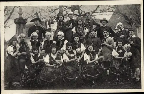 Foto Ak Männer und Frauen in Thüringer Volkstrachten, Spinnräder