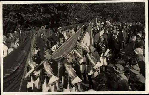 Studentika Foto Ak Burschenschaftler mit Fahnen