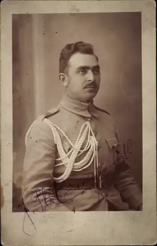 Foto Ak Rumänischer Soldat in Uniform, Schützenschnur