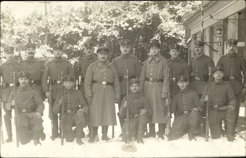 Foto Ak Deutsche Soldaten in Uniformen, Gewehre