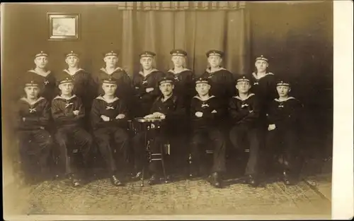 Foto Ak Deutsche Seeleute in Uniform, Wilhelmshaven 1918