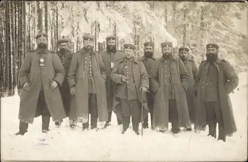 Foto Ak Deutsche Soldaten in Uniform, Wintermäntel, Frankreich 1915