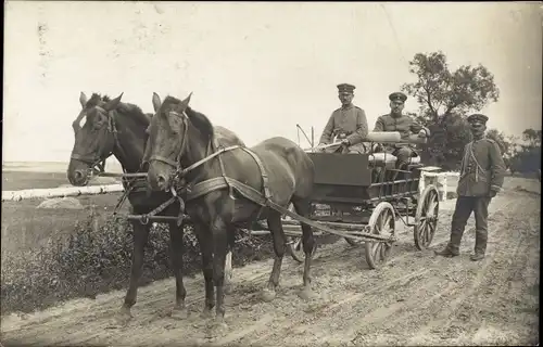 Foto Ak Deutsche Soldaten in Uniformen, Pferdefuhrwerk