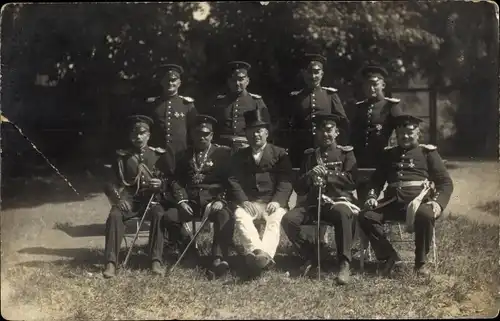 Foto Ak Deutsche Offiziere in Uniformen, Mann im Frack, Zylinder