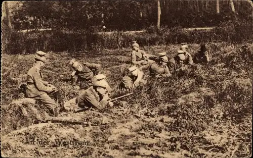 Ak Deutsche Soldaten in Deckung an der Westfront, I. WK