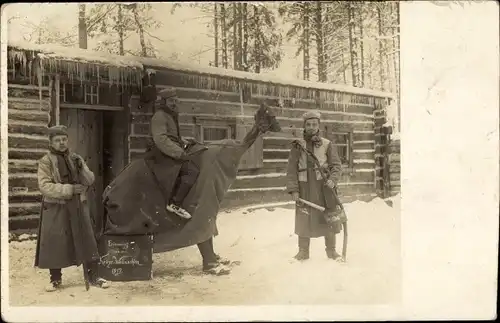 Foto Ak Deutsche Soldaten vor ihrer Unterkunft, Kriegsweihnacht 1917