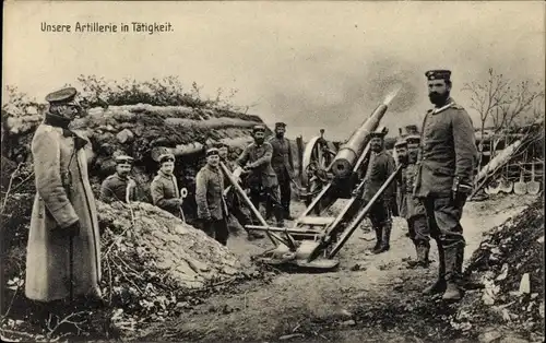 Ak Deutsche Artillerie in Tätigkeit, Geschütz, Unterstand, Soldaten, I. WK