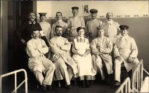 Foto Ak Deutsche Soldaten im Lazarett, Sanitäter, Krankenschwester