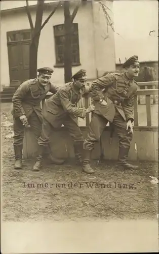 Foto Ak Deutsche Soldaten in Uniformen, Immer an der Wand lang, Zigaretten