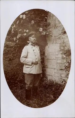 Foto Ak Deutscher Soldat in Uniform, Standportrait