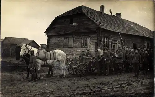 Foto Ak Deutsche Soldaten an der Feldküche der 1. Komp., Kriegsschauplatz, I WK
